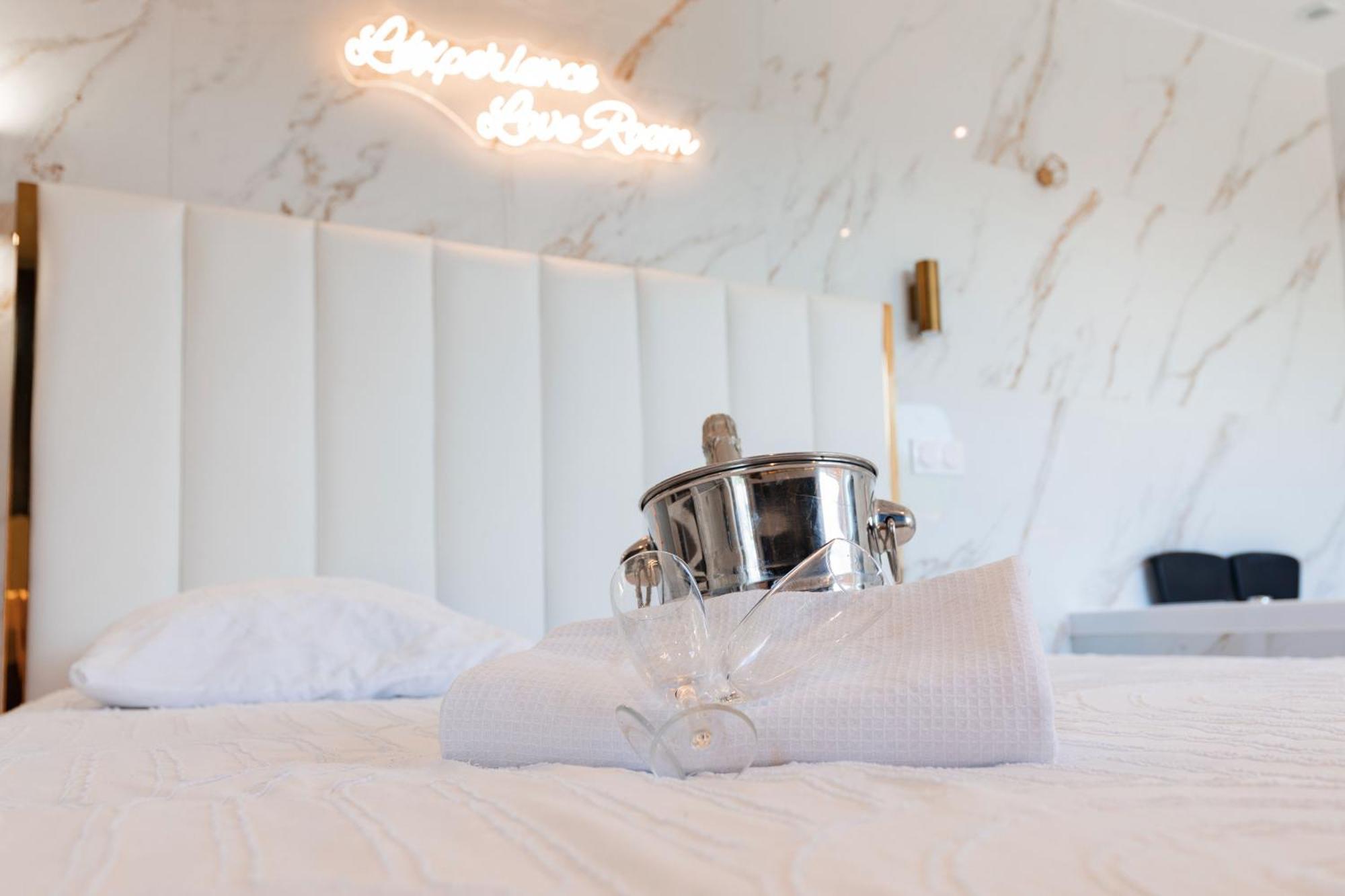 L'Experience Love Room Saint-Jean-Bonnefonds Exterior photo